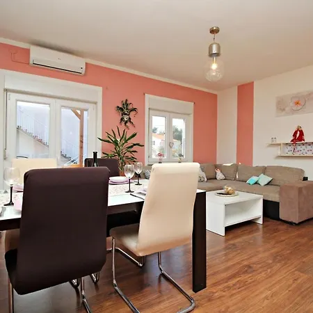 Suburb Ζαντάρ